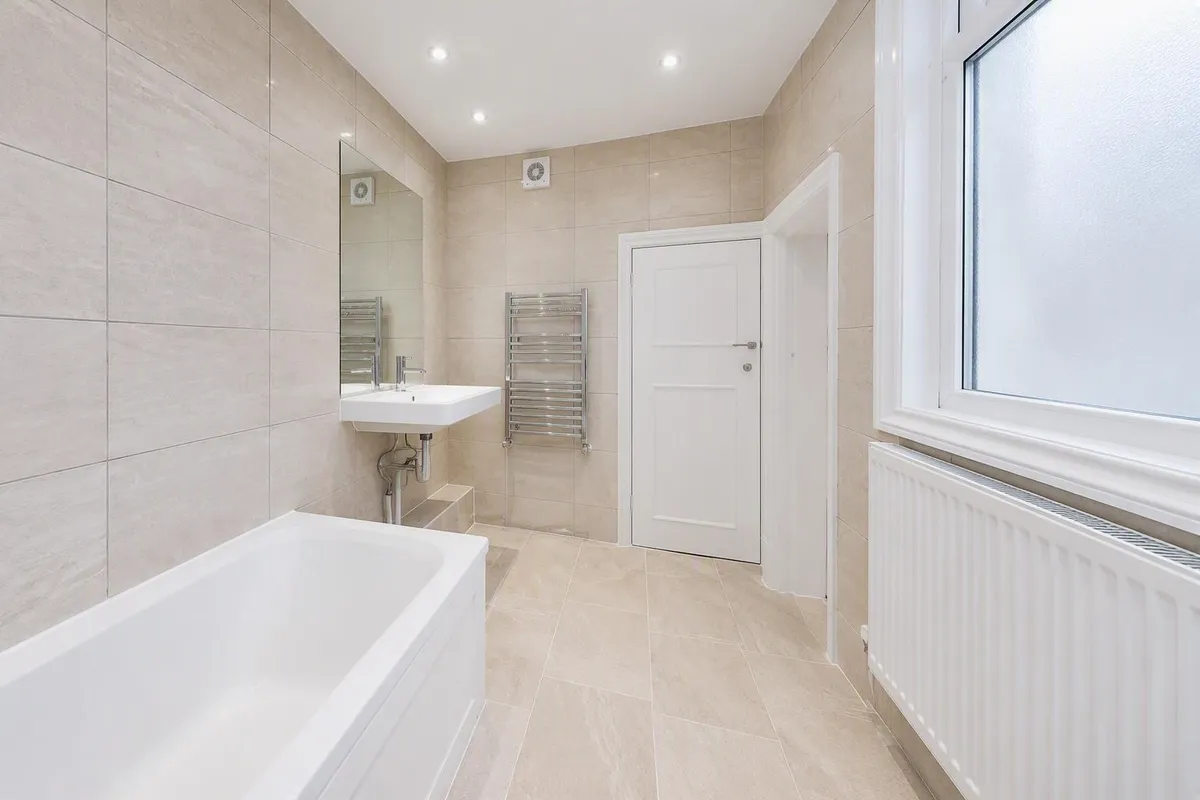 Flat Altenburg Gardens in Greater London