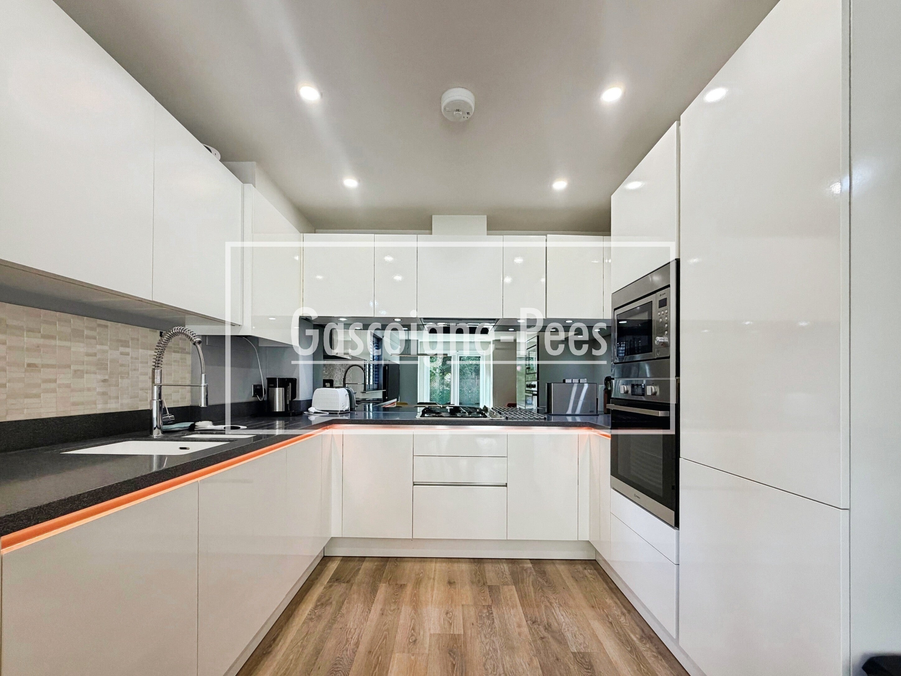 Flat Woodlands Avenue in Woking