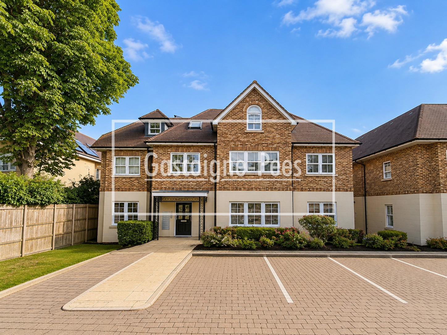 Flat Woodlands Avenue in Woking