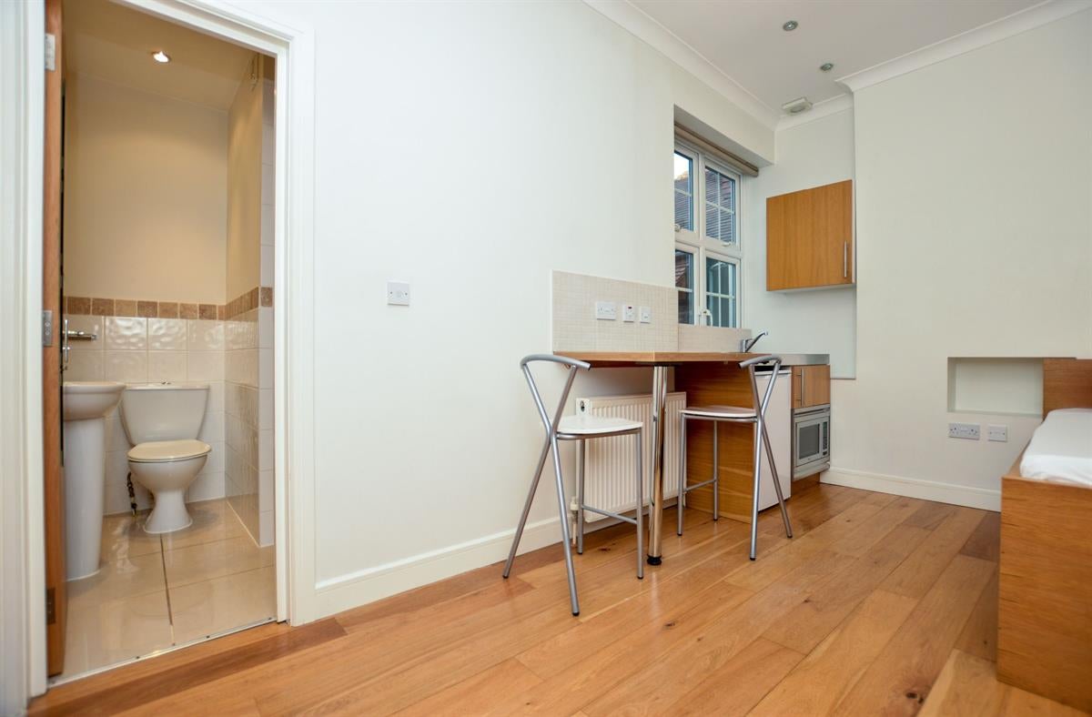 Flat Golders Way in Greater London