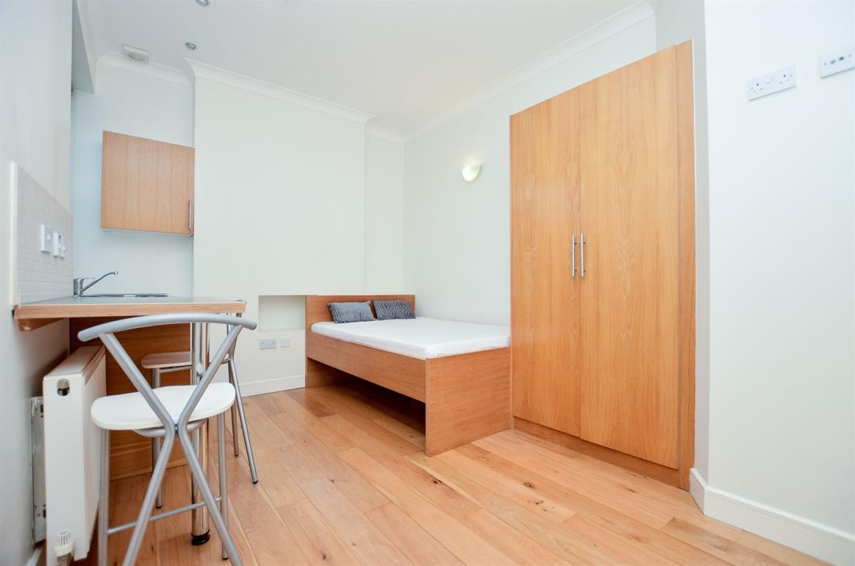 Flat Golders Way in Greater London