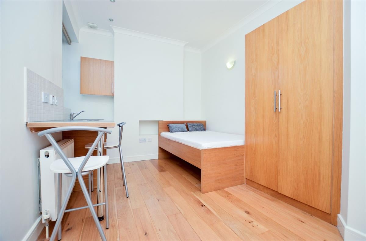 Flat Golders Way in Greater London