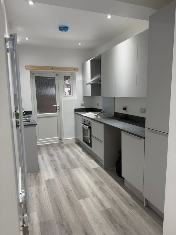 Room Lakehall Road in Greater London