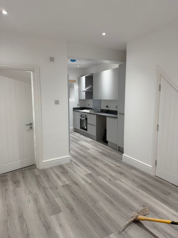 Room Lakehall Road in Greater London