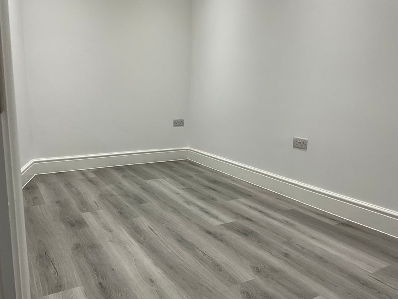 Room Lakehall Road in Greater London