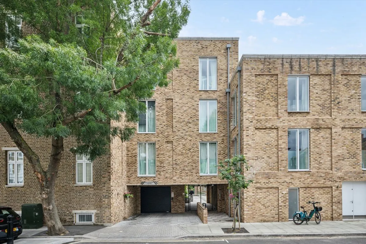 Flat Hofland Road in Greater London