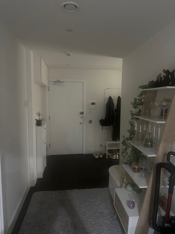 Room North End Road in Greater London