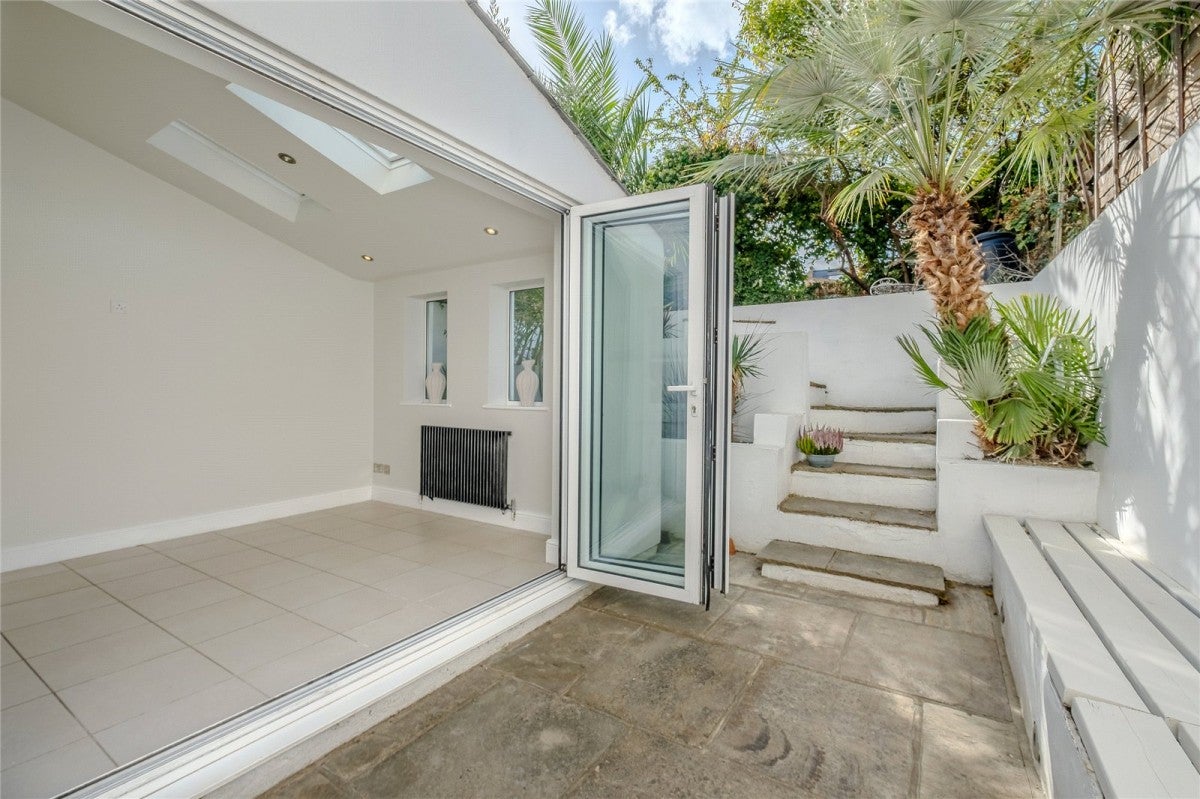 Flat Rossiter Road in Greater London