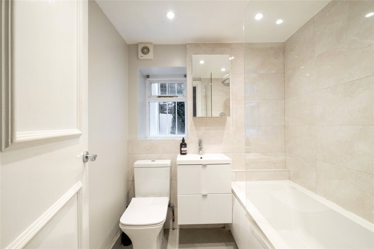Flat Rossiter Road in Greater London