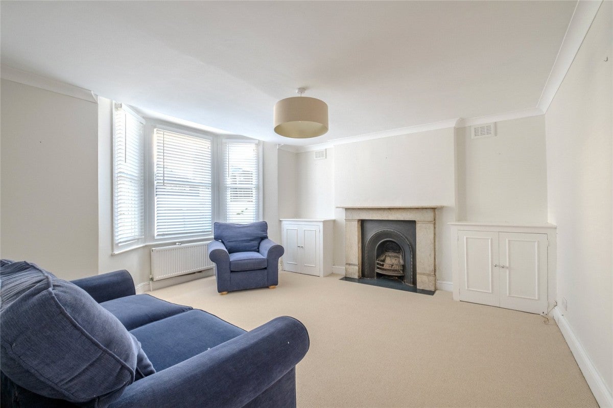 Flat Rossiter Road in Greater London