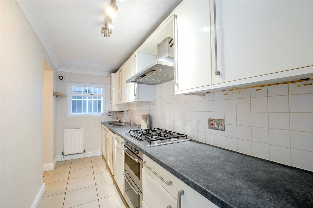 Flat Rossiter Road in Greater London