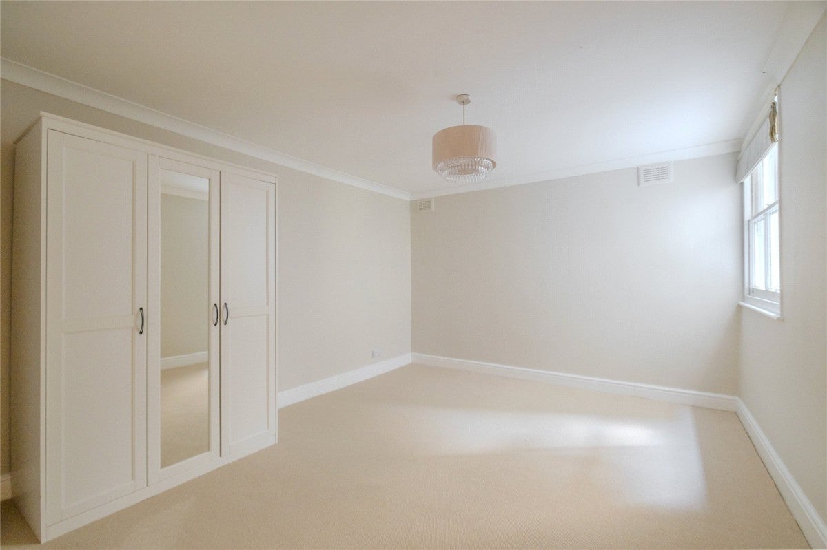 Flat Rossiter Road in Greater London