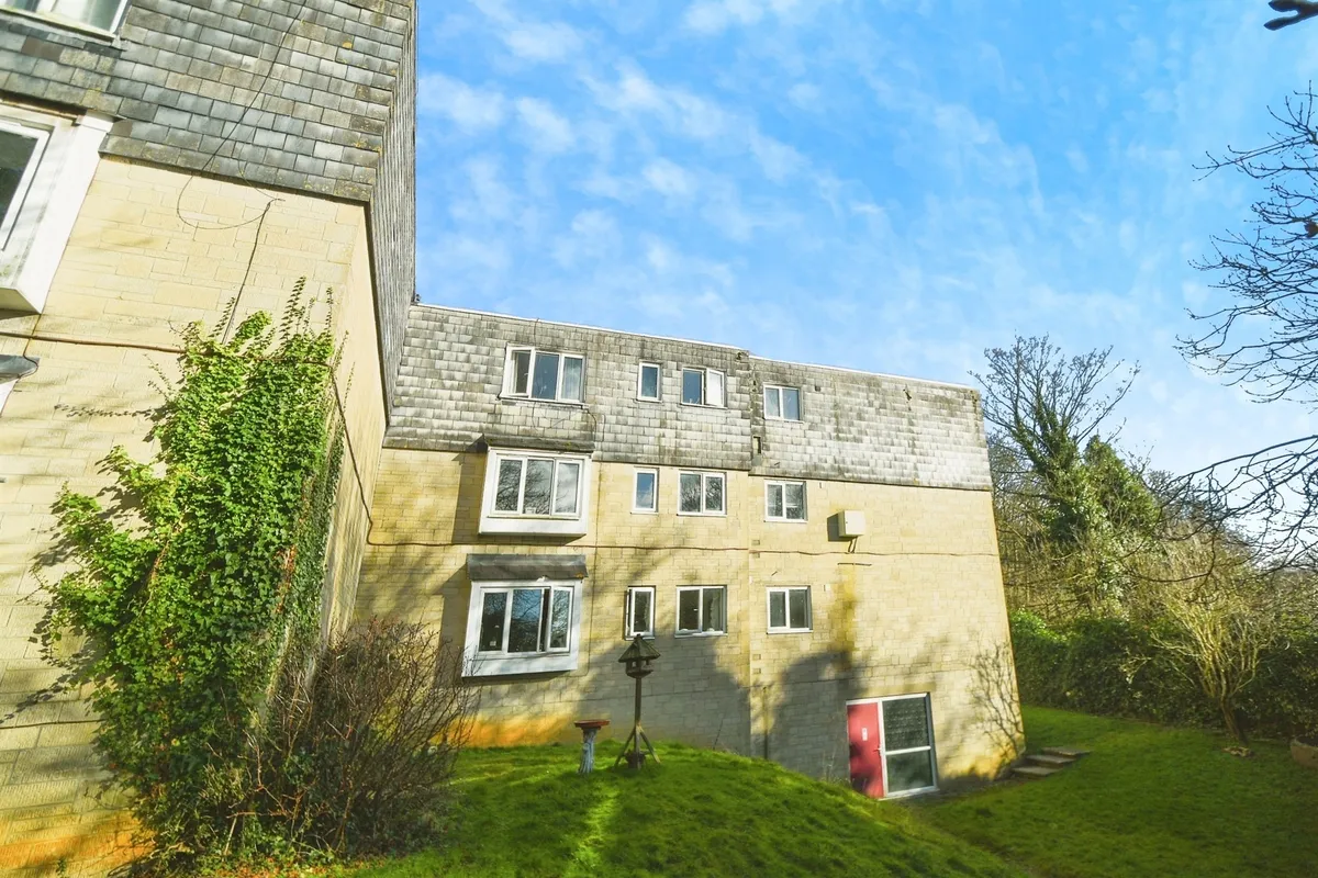 Flat Chaveywell Court in Calne