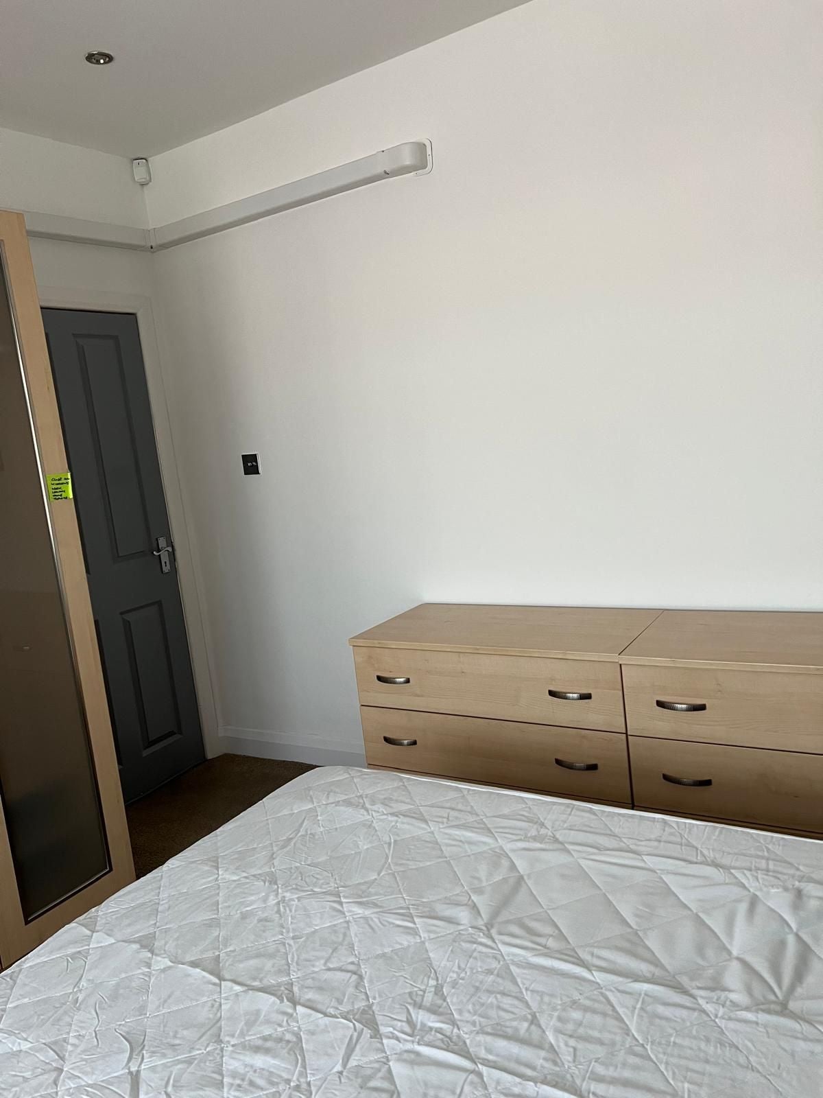 Room Ascot Gardens in London