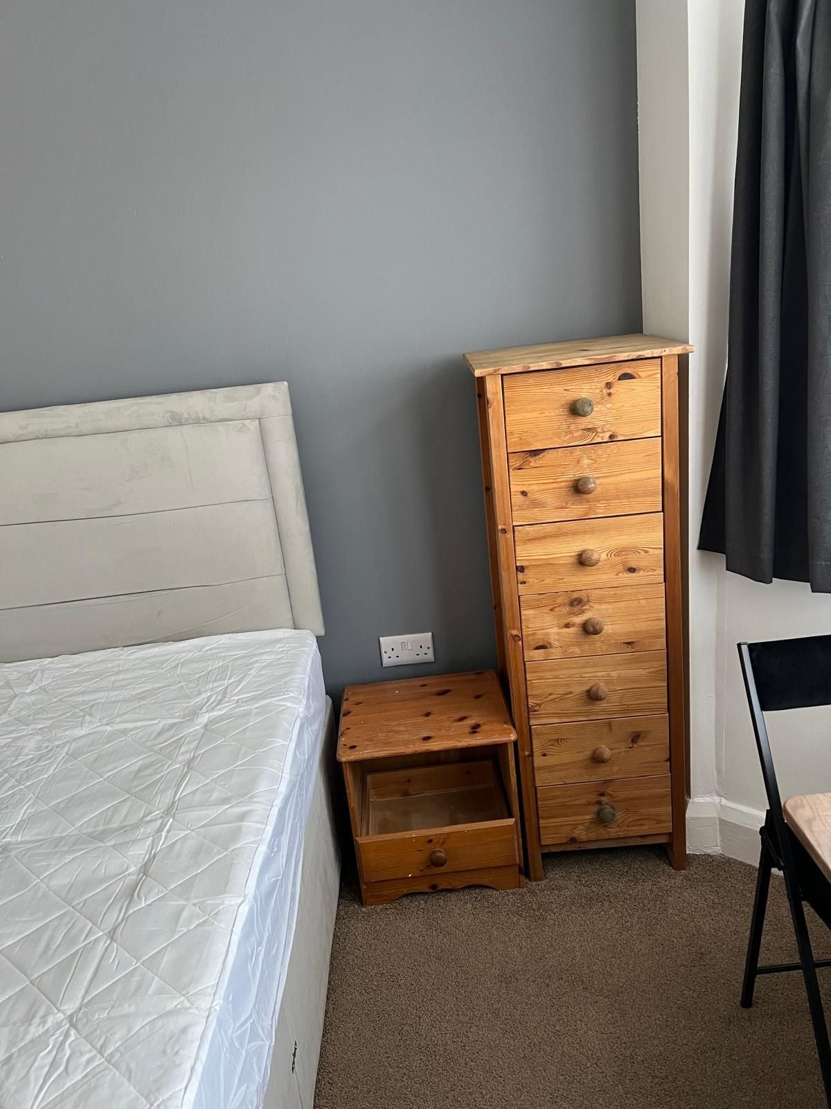 Room Ascot Gardens in London