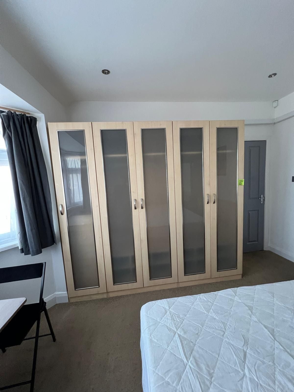 Room Ascot Gardens in London