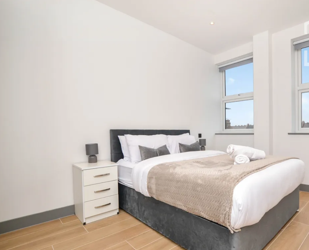 Flat Ballards Lane in Greater London