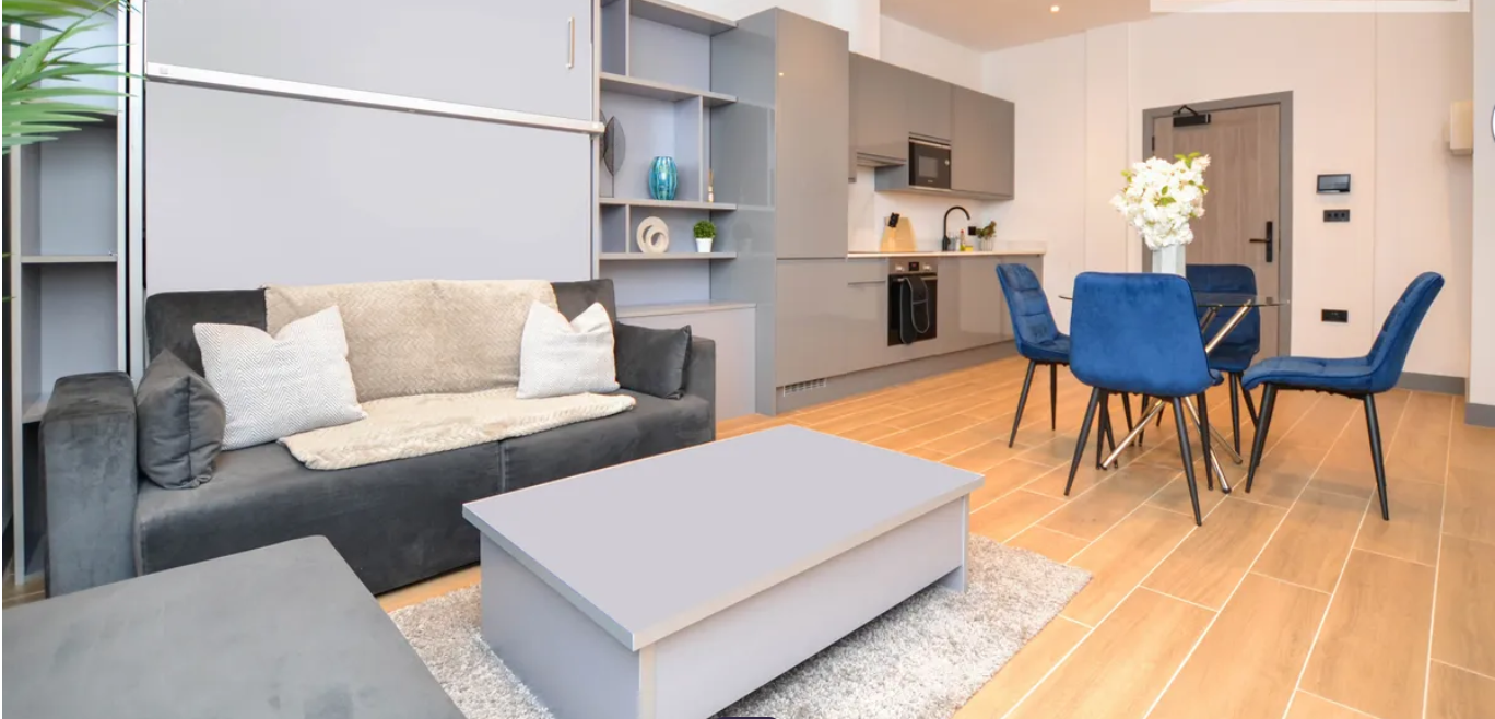 Flat Ballards Lane in Greater London