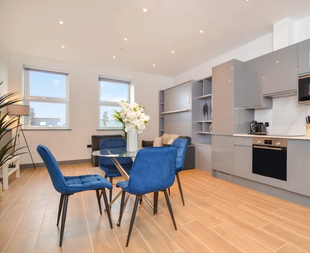 Flat Ballards Lane in Greater London