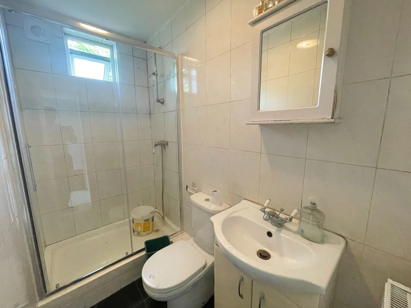 Flat Shelley Avenue in Greater London