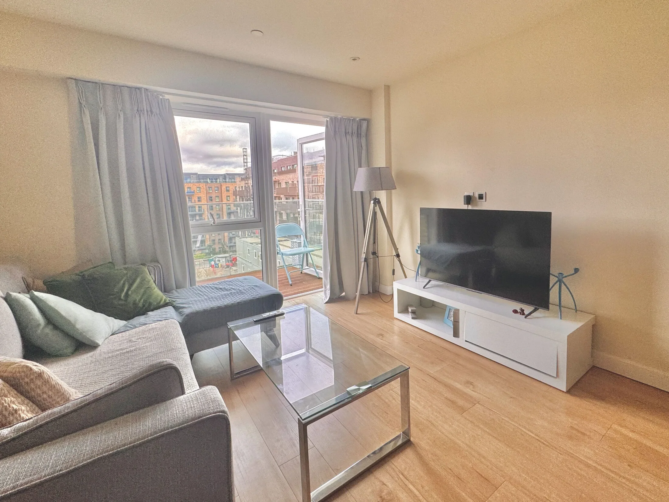 Flat Boulevard Drive in Greater London