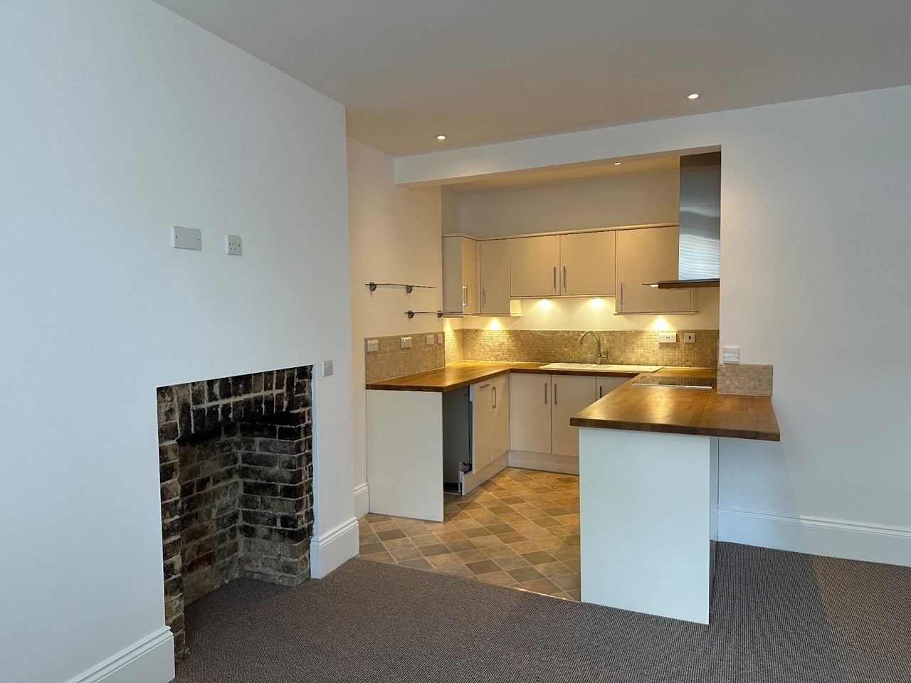 Flat Sandgate Road in Folkestone and Hythe District