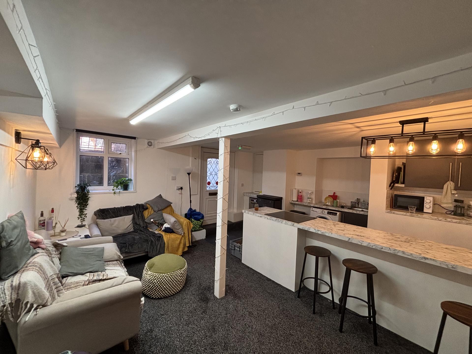 Flat Headingley Avenue in Leeds