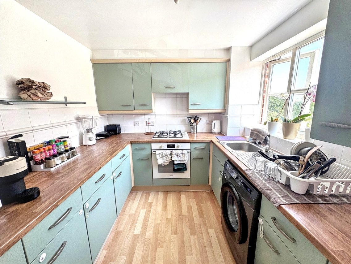 Flat Otter Close in Greater London