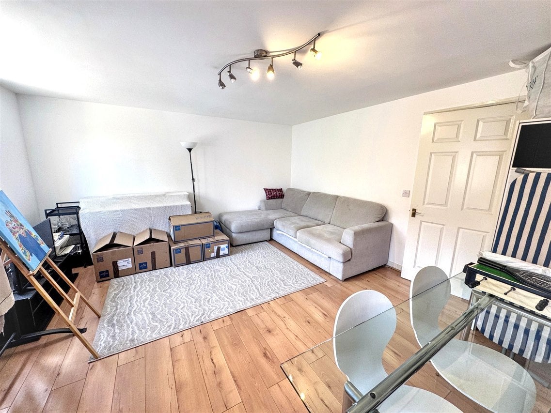Flat Otter Close in Greater London