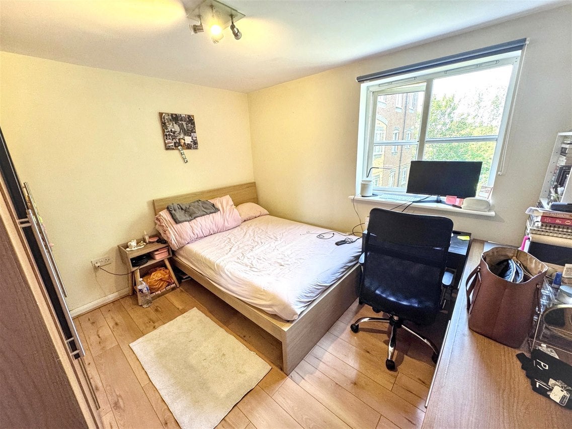 Flat Otter Close in Greater London