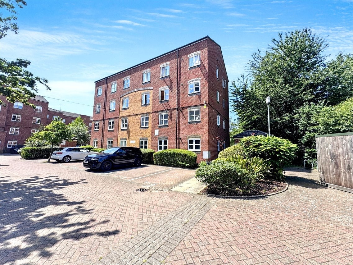 Flat Otter Close in Greater London