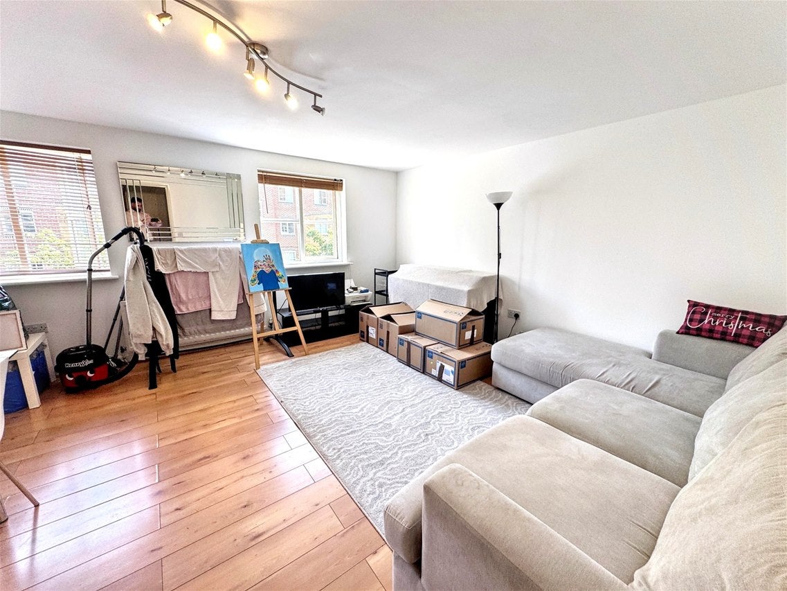 Flat Otter Close in Greater London