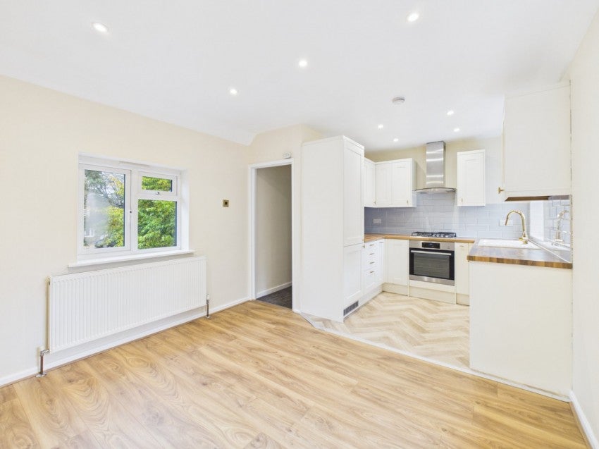 Flat Woodside Road in Amersham