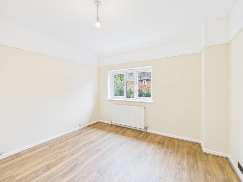 Flat Woodside Road in Amersham