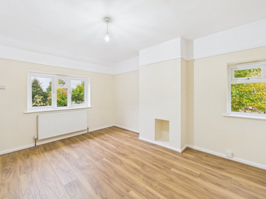 Flat Woodside Road in Amersham