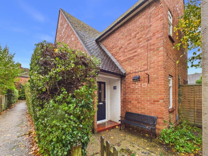 Flat Woodside Road in Amersham
