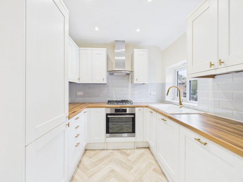 Flat Woodside Road in Amersham
