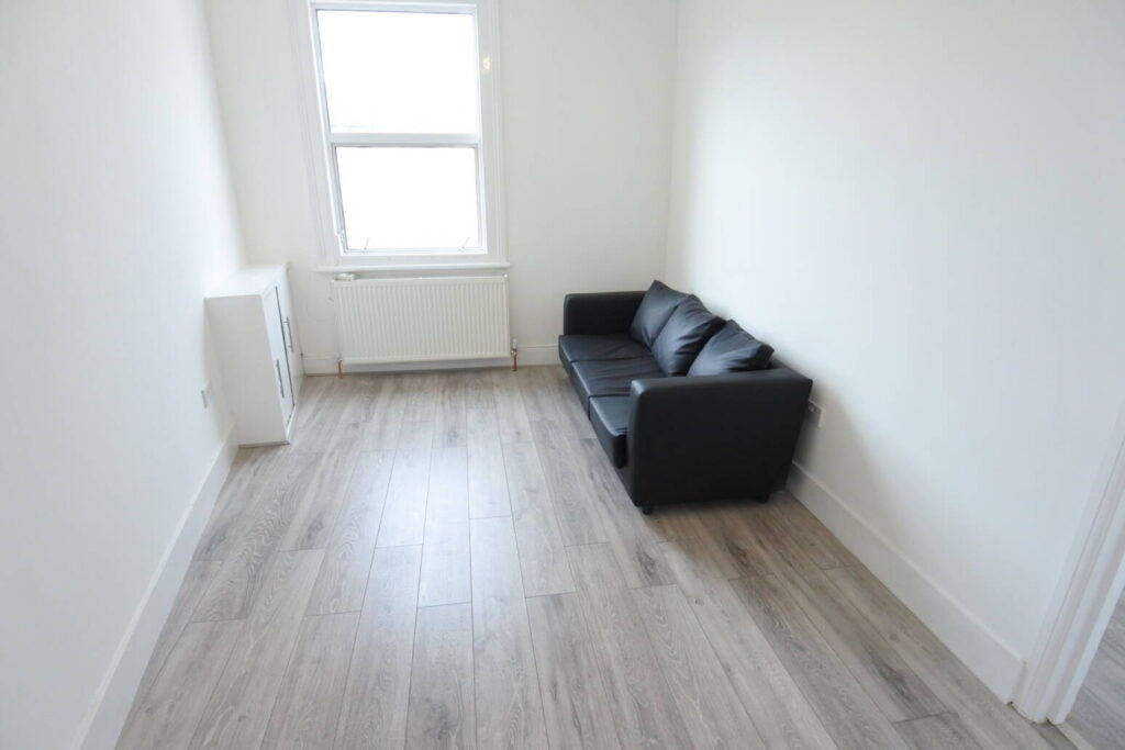 Flat Bolton Road in Greater London