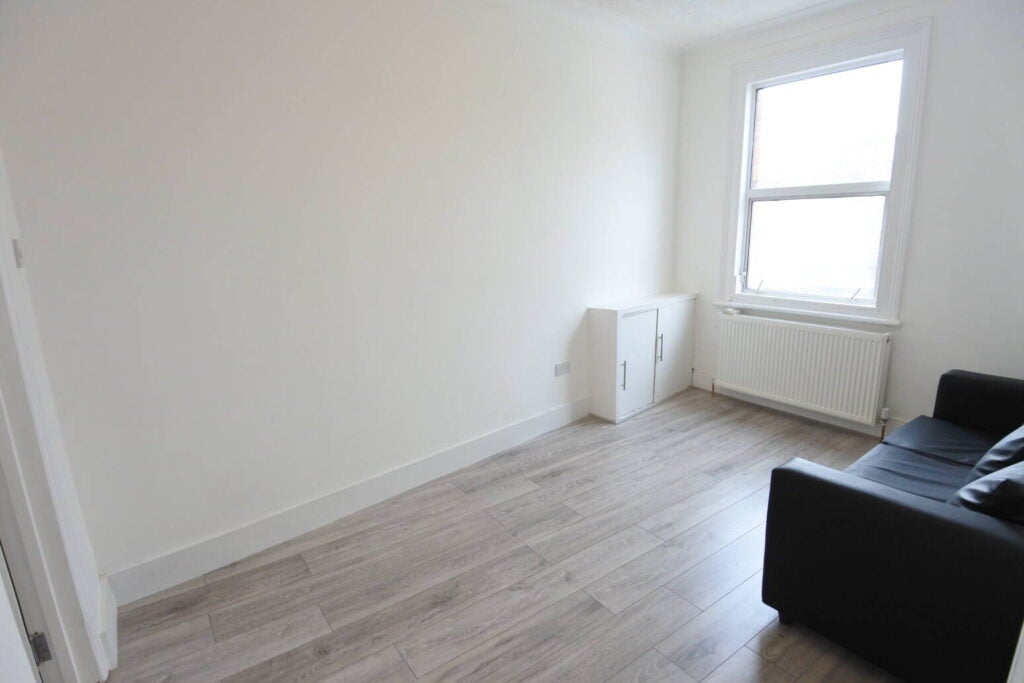 Flat Bolton Road in Greater London