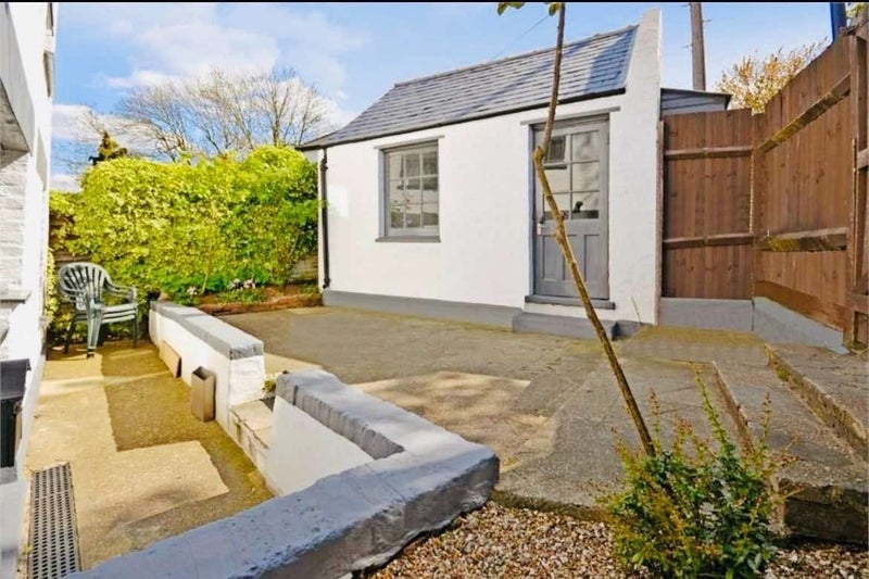 Room Elms Lane in Greater London