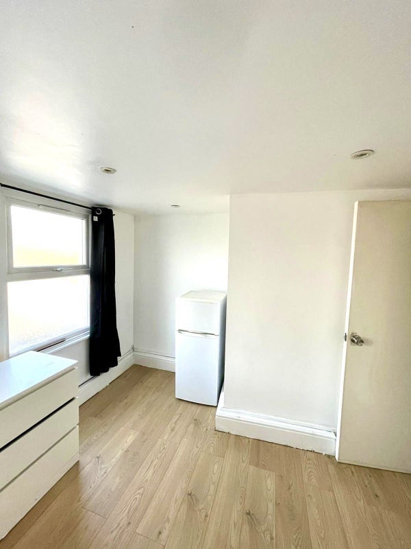 Room Cambria Road in Greater London