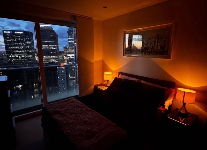 Flat Lincoln Plaza in Greater London