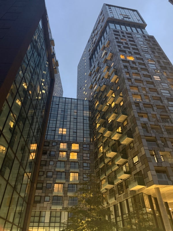 Flat Lincoln Plaza in Greater London