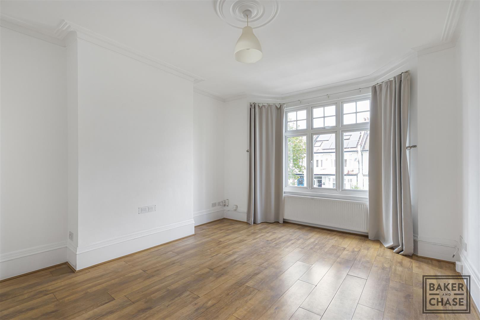 Flat Caversham Avenue in Greater London