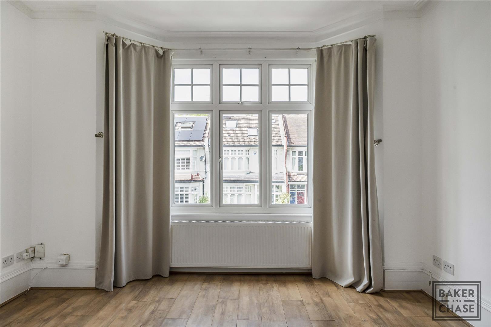 Flat Caversham Avenue in Greater London
