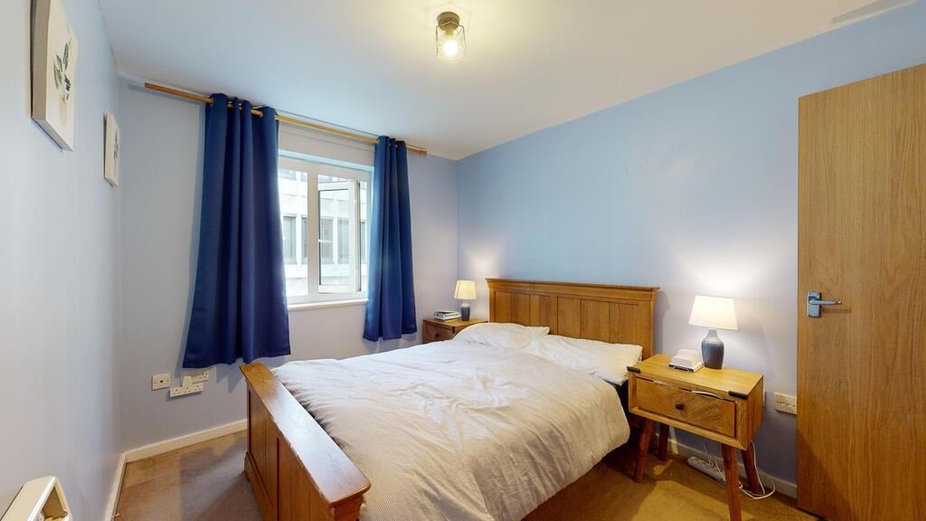 Flat Putney Bridge Road in Greater London