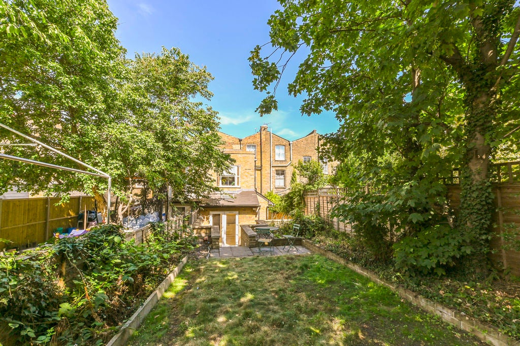 Flat Clanricarde Gardens in Greater London