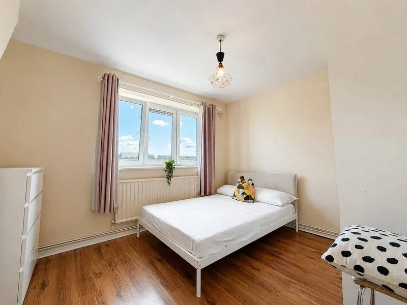 Room Ranwell Close in Greater London