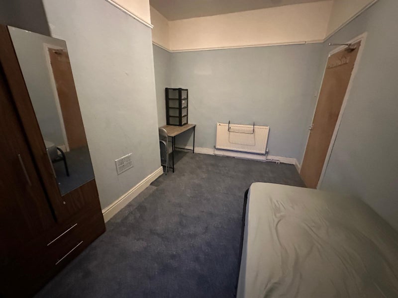 Room Plumpton Terrace in Wakefield