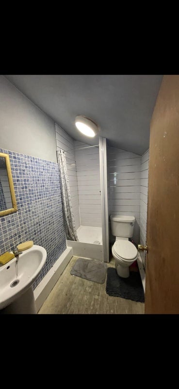 Room Plumpton Terrace in Wakefield